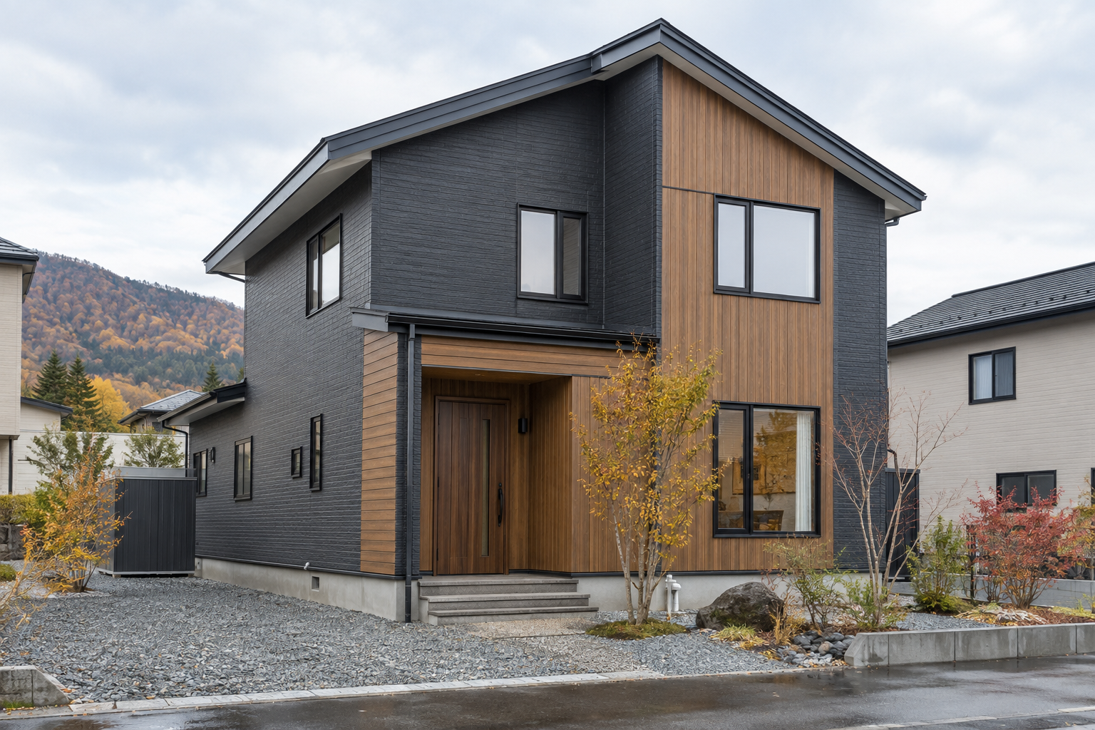 木目と濃色の外壁がある住宅